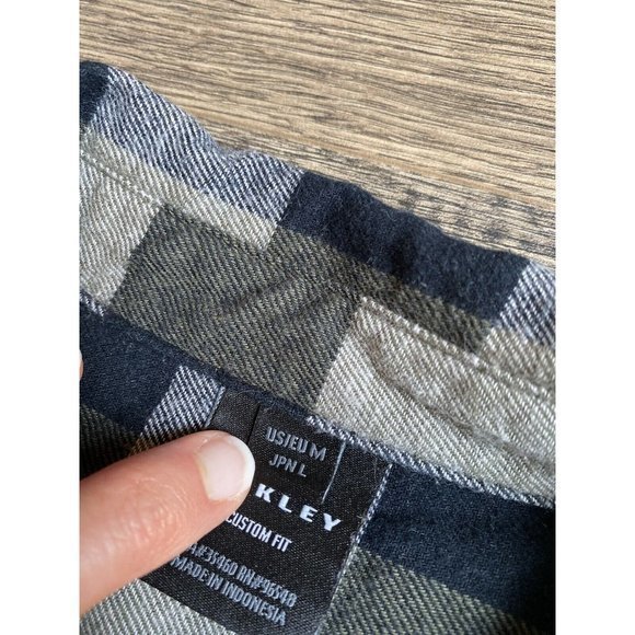 EUC Mens‎ Oakley custom￼ Fit Plaid Flannel Long Sleeve Button Up Size M - Picture 3 of 9